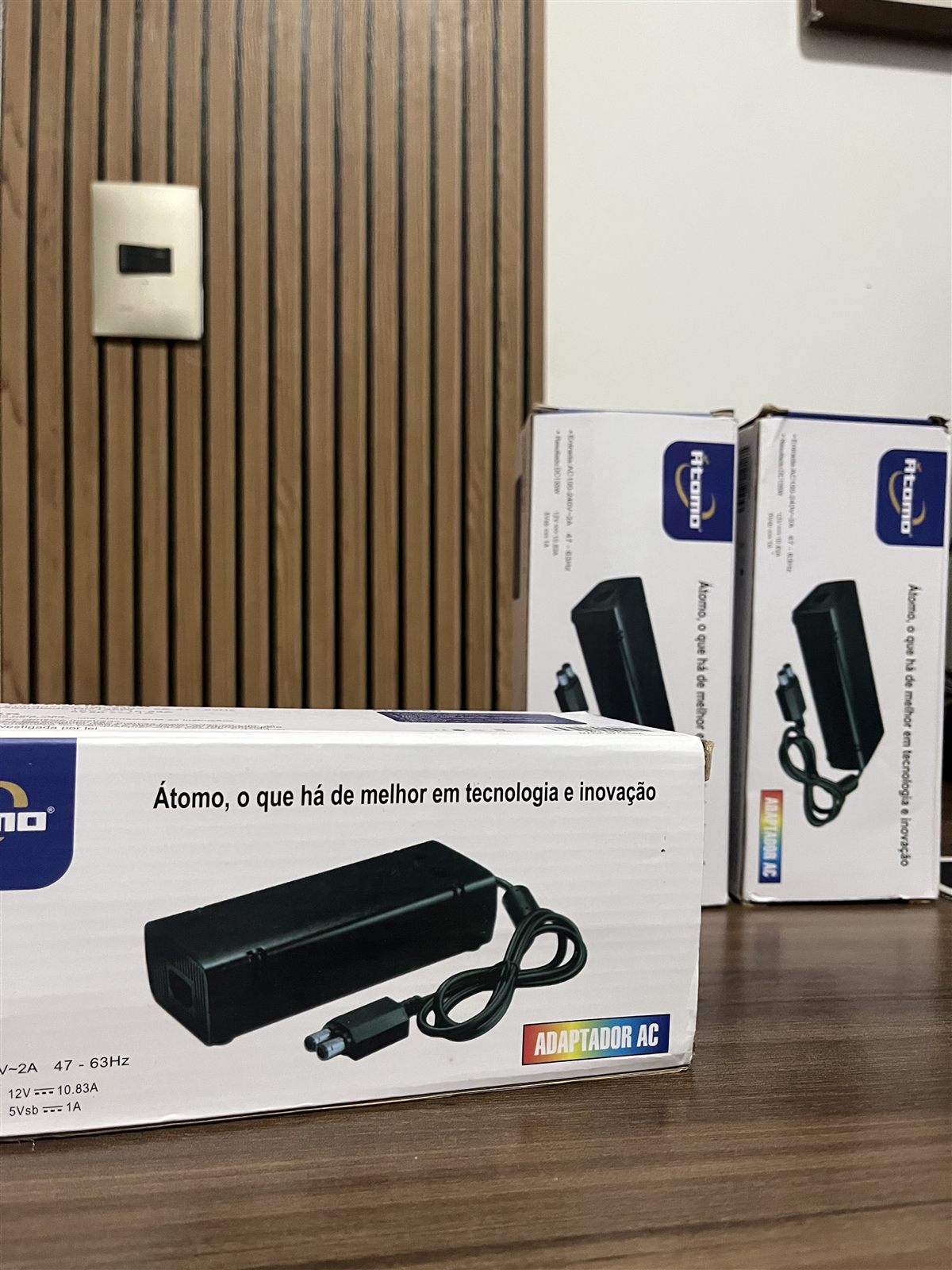 Foto real da fonte bivolt para Xbox 360 em sua embalagem